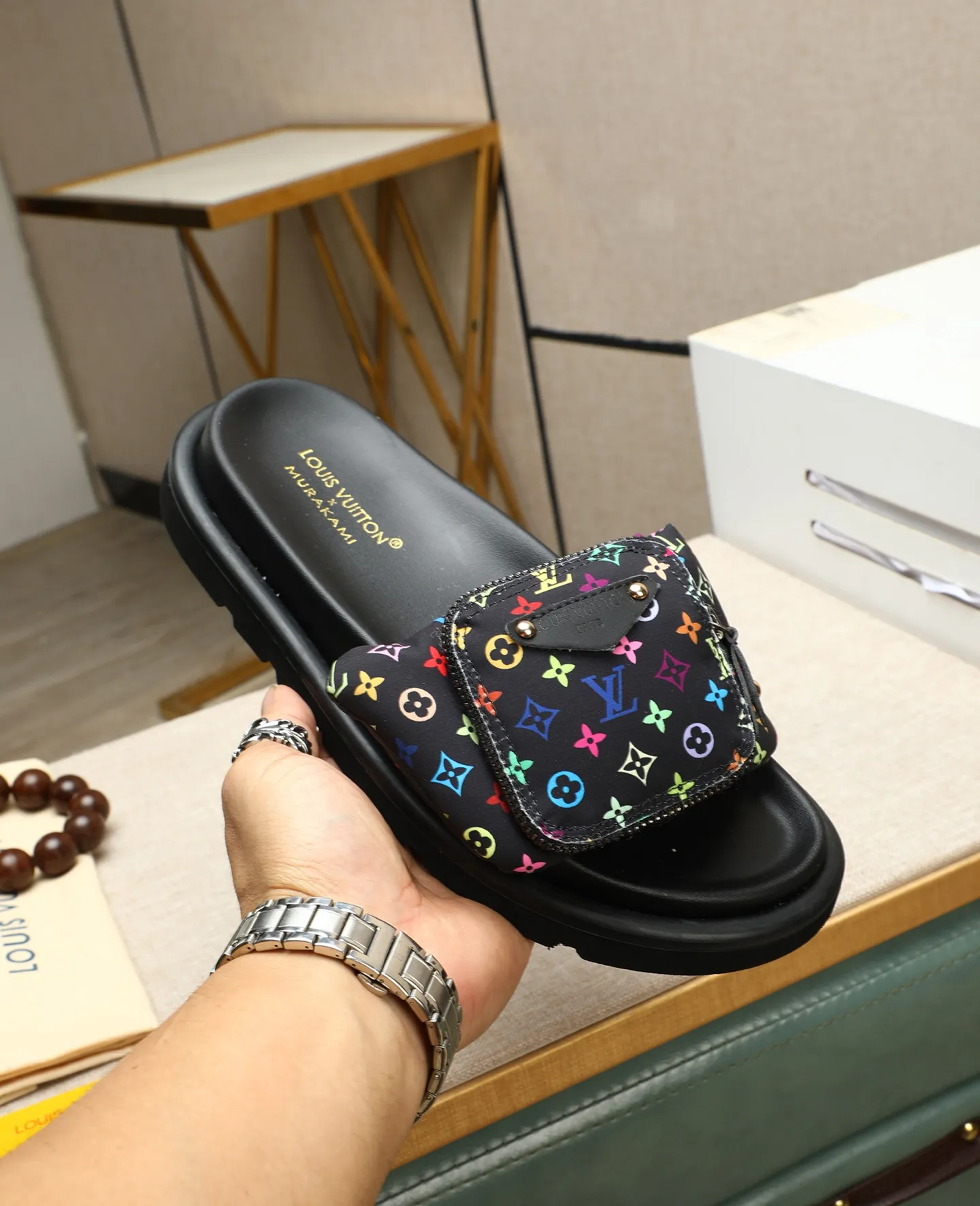 Factory price 360 ​​🐢🐢Men's shoes for couples, with drawer box [LOUIS VUITTON] Louis Vuitton, the latest LV official website printed wallet and men's and women's slippers 🔥🔥🔥 are now on the market. The drawer box is packaged with cloth bags and cards. The upper pattern looks very soft and waxy, and is a super versatile leg slimming tool. Fabric: Imported denim/down silk cotton embossed, LV hardware LOGO, official website pattern printing, lining: water-dyed sheepskin down filling, comfortable to wear, feet: high-elastic PU water platform. Sole: foam sole, heel height: about 5cm. Code number 36-44, (35 45 customized)